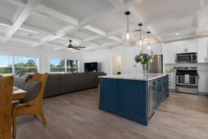 Bay Dreamin! Walk to the Beach, Pier, & Pine Ave! Heated Pool!