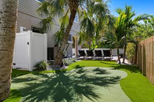 Bay Dreamin! Walk to the Beach, Pier, & Pine Ave! Heated Pool!