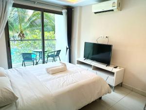 Beautiful Queen Bedroom With Pool View - Not A Hotel