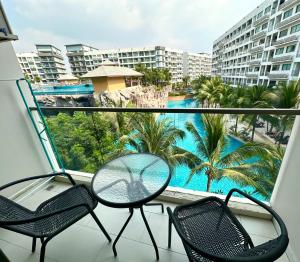 Beautiful Queen Bedroom With Pool View - Not A Hotel
