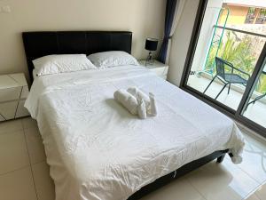 Beautiful Queen Bedroom With Pool View - Not A Hotel