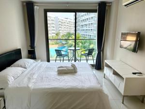 Beautiful Queen Bedroom With Pool View - Not A Hotel