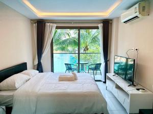 Beautiful Queen Bedroom With Pool View - Not A Hotel