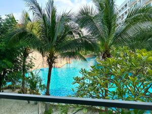 Beautiful Queen Bedroom With Pool View - Not A Hotel