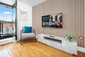 City Centre Apartment - 2 Bedrooms - Secure Parking - Balcony - Top Rated -11A