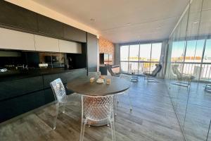 LES PIEDS DANS LEAU - Magnifique P2 proche de la mer