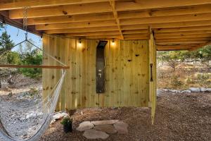 Treehouse Glamping at Pecan Haven W Hot Tub