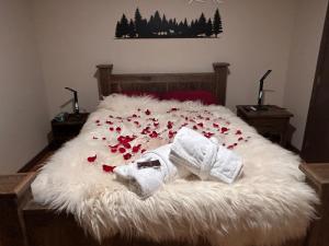 Romantic Luxury Retreat with Private Sauna & Spa, Pet Friendly, Elkside Hideout B&B