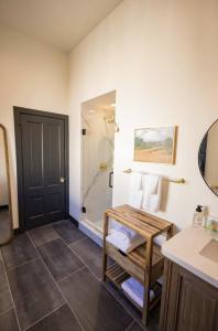 Speakeasy King Suite (Rm 2)