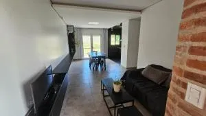 Casa J moderna con amplio jardín en barrio de profesionales - Madrejón