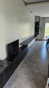 Casa J moderna con amplio jardín en barrio de profesionales