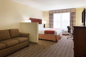 One-Bedroom King Suite with Sofa Bed room in Country Inn & Suites by Radisson Macedonia OH
