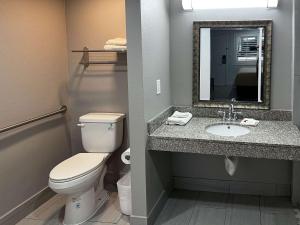 Queen Room - Disability Access - Roll in Shower room in Travelodge by Wyndham Artesia