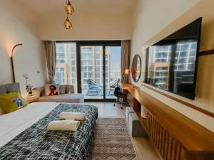 Modern Oasis: Spacious Studio Near Dubai Downtown