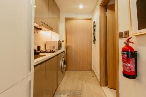 Modern Oasis: Spacious Studio Near Dubai Downtown