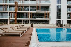 Modern Oasis: Spacious Studio Near Dubai Downtown
