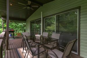 The Sunset Chalet Pet-friendly, Deck & 5 Minutes to Black Mountain!