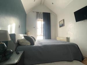 Apartments with parking space Karlovac - 22056