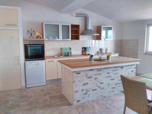 Apartments with parking space Lokva Rogoznica, Omis - 22069