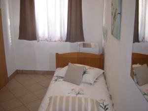 Rooms with a parking space Cres - 22305