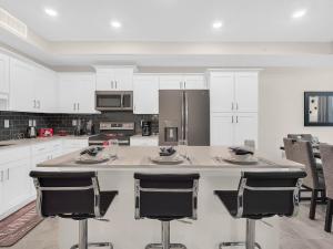 2 Bedrooms 2 Bathrooms Storey Lake 3120-106 Pc