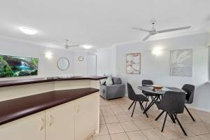 Oliva St 2 Bedroom Palm Cove Apartment