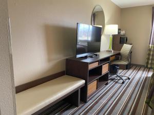 Deluxe King Studio Suite - Non-Smoking room in Super 8 by Wyndham Winfield-Quail Ridge Area