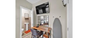 Minimalist Oasis: Airy Studio in Calming Neutrals