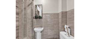 Minimalist Oasis: Airy Studio in Calming Neutrals