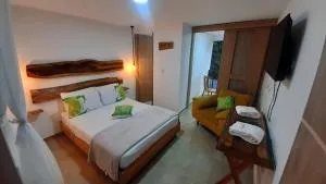 AZAHARES HOTEL Y CAFÉ - Tres Esquinas