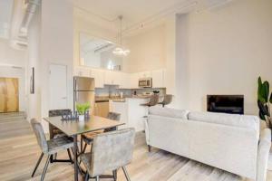 CozySuites - 1BR with Direct Skybridge Access #1