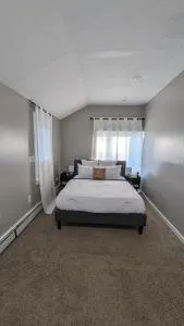 Private, Spacious & Comfy 1 bedroom Entire Suite With Separate Entry & Free Parking - 兰道夫