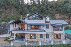 SaffronStays Wood Sparrow - 2BR Pet-Friendly Lakeside & Hill View Cottage for Families