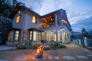 SaffronStays Wood Sparrow - 2BR Pet-Friendly Lakeside & Hill View Cottage for Families