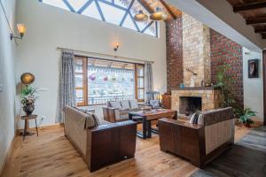 SaffronStays Wood Sparrow - 2BR Pet-Friendly Lakeside & Hill View Cottage for Families