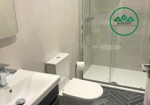 Aisiki Stays Apartments at Enfield, Airconditioned & Pet-Friendly Ground Floor 3 Bedrooms & 2 Bathrooms Flat with King or Twin beds with Garden and FREE Wi-Fi & PARKING