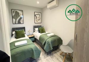 Aisiki Stays Apartments at Enfield, Airconditioned & Pet Friendly, Ground Floor, 3-Bedroom & 2-Bathroom Flat, King or Twin Beds with Garden, Free WiFi and Parking Space