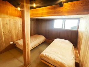 赤瓦の一軒家で伝統とモダンを満喫。ベッド6台、市内観光スポット車で15分以内。12時チェックアウト