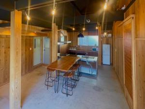 赤瓦の一軒家で伝統とモダンを満喫。ベッド6台、市内観光スポット車で15分以内。12時チェックアウト