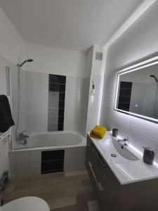 Appartements Studio La Parenthese, a 50 metres de la plage : photos des chambres