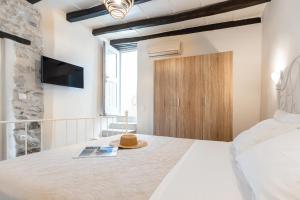 The White Stone House