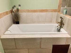 Chambre avec salle de bain privée à la campagne