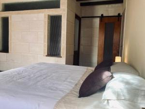 Chambre avec salle de bain privée à la campagne