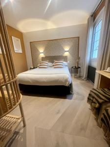 B&B / Chambres d'hotes LES 15 CHENES Chambres d hotes, parc arbore de 5000 m2 a 20KM du PUYDUFOU Une suite familiale et 3 chambres doubles : photos des chambres