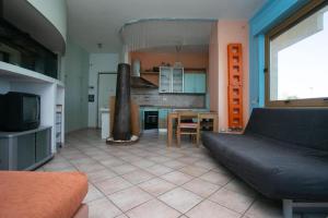 Trilocale con terrazzo fronte mare, Marcelli - M024