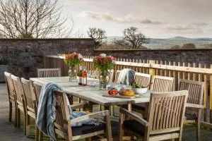 The Barn at Plas Ashpool Sleeps 8 - Trefnant