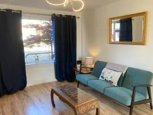 Comfy 1 bedroom flat with free parking - Springburn