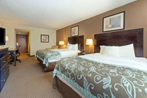 Queen Room with Two Queen Beds - Non-Smoking room in Wingate Cincinnati Airport/Erlanger