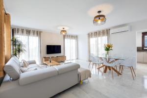 VILLA WITH 4 BEDROOMS AND PRIVATE HEATED POOL