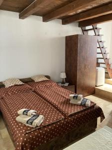 PIROVAC APARTMENTS ***